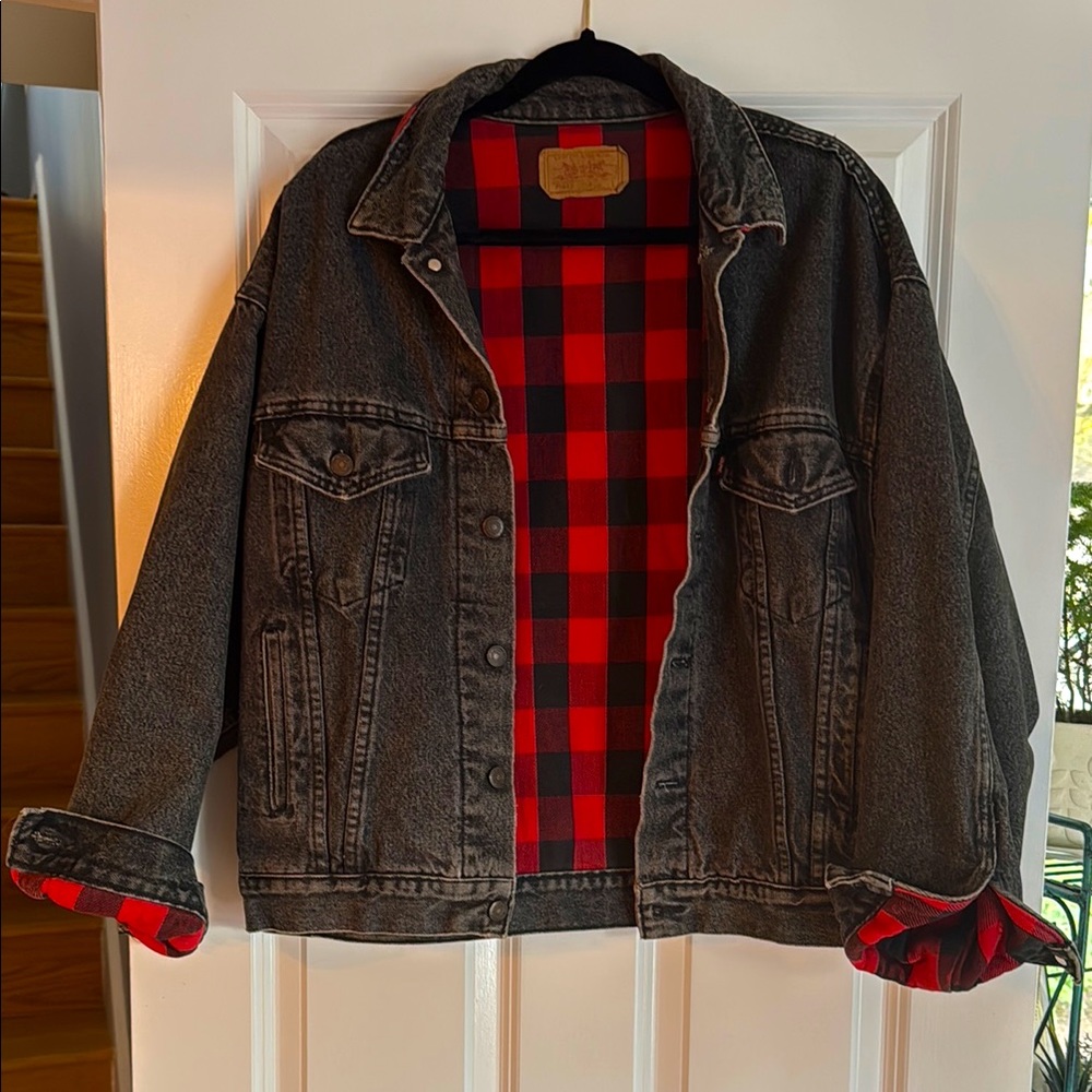 Vintage Levi Men’s Washed Out Black Jean Jacket lines with Flannel